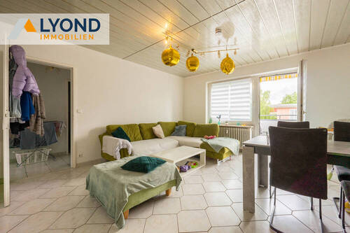 1. Wohnzimmer 1 - Attraktive 3-Zimmer-Wohnung mit sonnigem Balkon in Villingen-Schwenningen