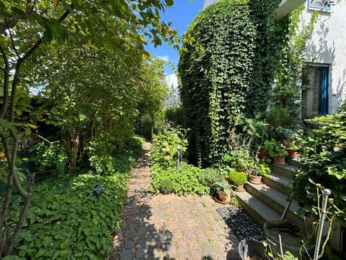 Idyllischer Garten - 