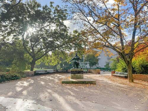 Heinrich-Heine-Denkmal in der Nachbarschaft - 