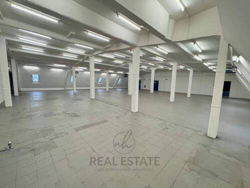 1.jpg - Lagerfläche mit innenliegendem Lastenaufzug im 7.OG in Citynähe