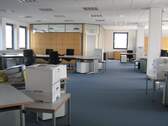 Blick in linkes Großraumbüro - Büro zur Miete in Niederzier