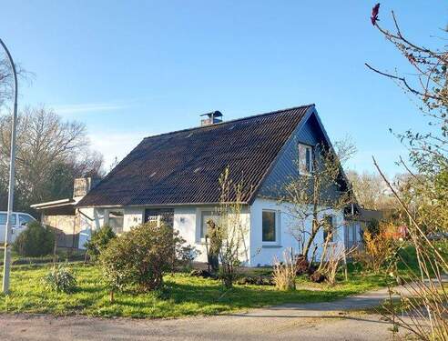 Straßenansicht - Gemütliches Einfamilienhaus in ganz besonderer Lage mit Blick in die Wilster Marsch zu verkaufen!