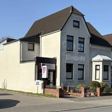 Frontansicht seitlich - Mehrfamilienhaus, Wohnhaus zum Kaufen in Neumünster