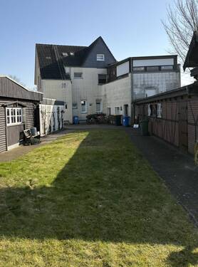 Haus Rückansicht - Mehrfamilienhaus, Wohnhaus in Neumünster