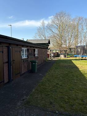 Gartengebäude links - 