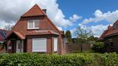 Blick rechts am Haus vorbei - 5 Zimmer Einfamilienhaus zum Kaufen in Brunsbüttel