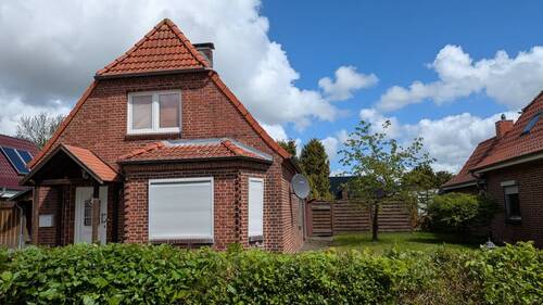 Blick rechts am Haus vorbei - 5 Zimmer Einfamilienhaus zum Kaufen in Brunsbüttel