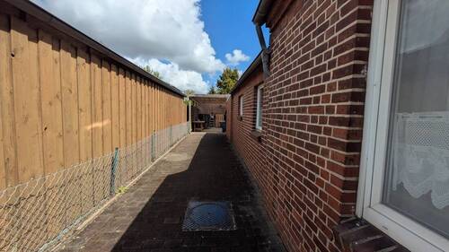 Carport am Ende der Auffahrt - 