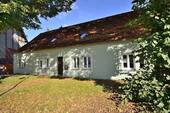 Hausansicht - Einfamilienhaus auf ideell geteilten Grundstück mit Wasserzugang