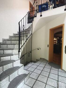 Treppenhaus - 9 Zimmer Mehrfamilienhaus, Wohnhaus zum Kaufen in Heiligkreuzsteinach