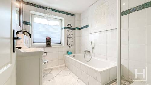 Vollbad, mit Wanne und Dusche - 