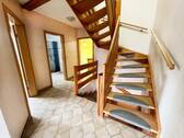 EG heller Flur mit offener Treppe.jpg - 