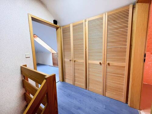 OG Flur mit praktischem Einbauschrank.jpg - 