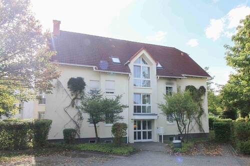 Hausansicht - Bezugsfertigte 2-Zi.-Whg. mit großem Balkon und PKW-Stellplatz im Goethepark