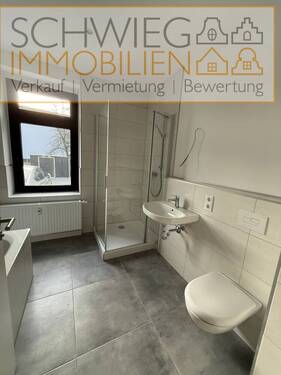 Bad mit Wanne und Dusche - 