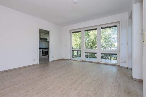 Wohnzimmer mit Balkonzugang - 