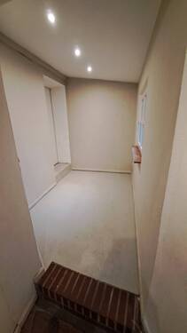 Flur zu Lagerfläche und WC - 