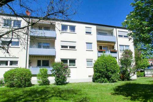 Wohnung 2.OG mit Balkon - Im grünen liegendes Schmuckstück - 3-Zimmerwohnung in zentraler Lage mit Einzelgarage (WG-tauglich)