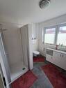 helles Badezimmer mit Dusche im Erdgeschoss - 