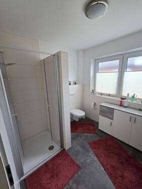 helles Badezimmer mit Dusche im Erdgeschoss - 