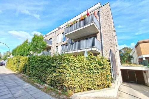 Hausansicht mit Tiefgaragenzufahrt - 2 Zimmer Etagenwohnung in Hamburg