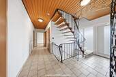 Flur - 6 Zimmer Einfamilienhaus in Linkenheim-Hochstetten