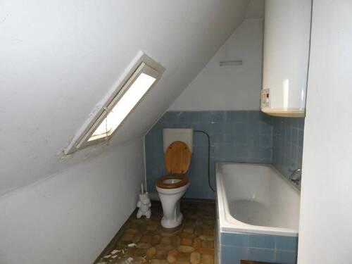 Bad der DG-Wohnung - Mehrfamilienhaus, Wohnhaus mit 295,00 m&sup2; in Neustadt zum Kaufen