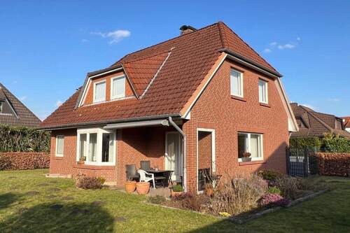 Blick aus dem Garten - Landhaus - 5 Zimmer und Vollkeller!