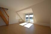 Wohnzimmer mit Treppe zum ausgebauten Dachgeschoss - 