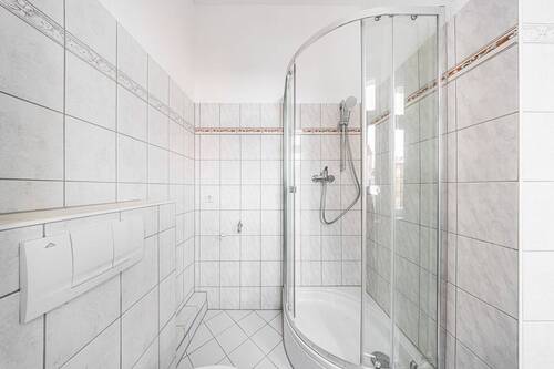 Bad mit Wanne + Dusche - 