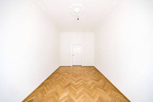 Erster Raum - 3 Zimmer Etagenwohnung zum Kaufen in Leipzig