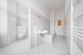 Bad mit Wanne + Dusche - 