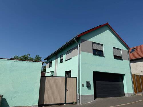 Straßenansicht - Niedrigenergiehaus kleinem Hof und Garten sowie einer großen Doppelgarage - sofort verfügbar -