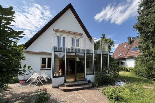 Hausansicht/Wintergarten - Einfamilienhaus mit Potenzial, wunderschönem Grundstück und einer Wohlfühl-Atmosphäre in München!