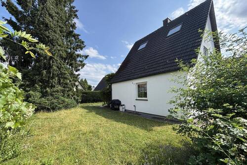 Gartenfläche Richtung Straße - 3 Zimmer Einfamilienhaus in München