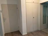 Eingangsbereich mit Haustüre und Abstellkammer.jpg - 3 Zimmer Etagenwohnung zur Miete in Erkrath