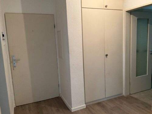 Eingangsbereich mit Haustüre und Abstellkammer.jpg - 3 Zimmer Etagenwohnung zur Miete in Erkrath