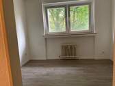 Schlafzimmer mit Fenster, weiß gestrichen.jpg - Etagenwohnung mit 70,00 m² in Erkrath zur Miete