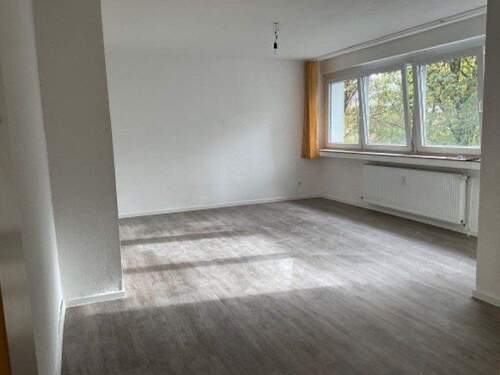 Wohnzimmer mit Fenstern, weiß gestrichen.jpg - 