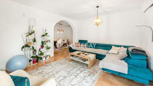 Wohnzimmer 2 - Großzügige Etagenwohnung mit 2 Balkonen und moderner Ausstattung in gepflegtem Mehrfamilienhaus