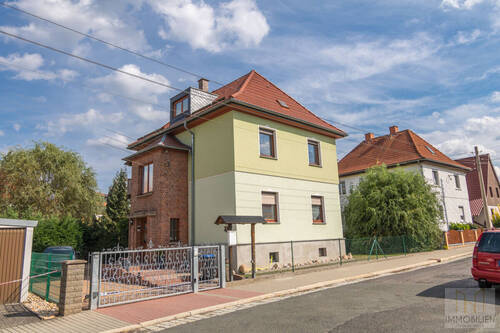 Außenansicht Straßenseite - Zweifamilienhaus mit Option zum großzügigen Einfamilienhaus in Rudolstadt-Cumbach