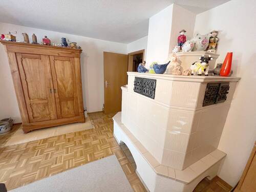 Wohnen EG mit Kachelofen.jpg - Mehrfamilienhaus, Wohnhaus mit 159,00 m&sup2; in Uhingen zum Kaufen