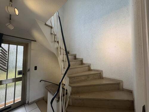 Treppe vom Erd- ins Obergeschoss - 