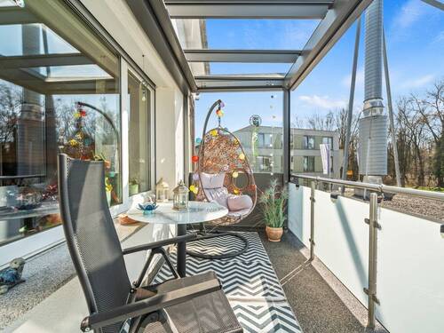 Balkon mit neuwertiger Glasüberdachung - 