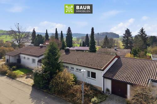 Luftbild - 7 Zimmer Reihenmittelhaus zum Kaufen in Schlier