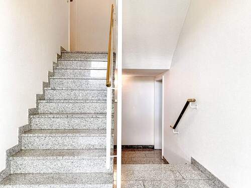 Treppenhaus - 4 Zimmer Etagenwohnung in Kiel