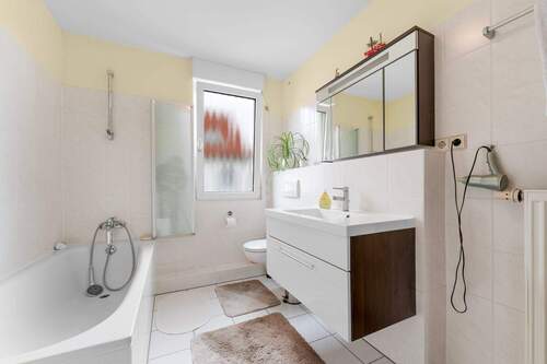 Tageslichtbad mit Badewanne - 