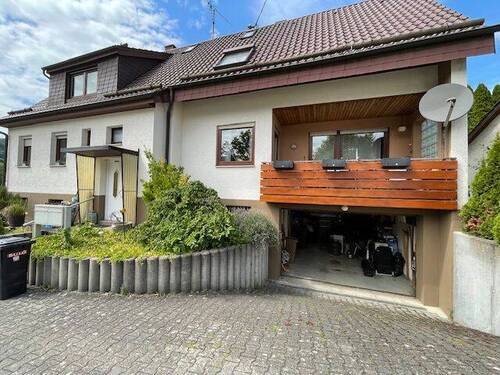 Vorderansicht Haus mit Garage - 