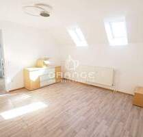 *** Charmante 3,5-Zimmer-Dachgeschosswohnung mit Kamin in ruhiger Lage von Holzheim ***