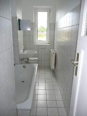 Bad mit Wanne und Fenster - 